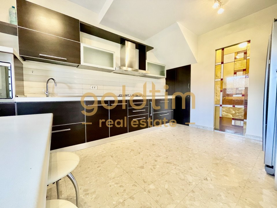 VILA INDIVIDUALA/ SPATII GENEROASE/ PARCARI/ CURTE MATURA