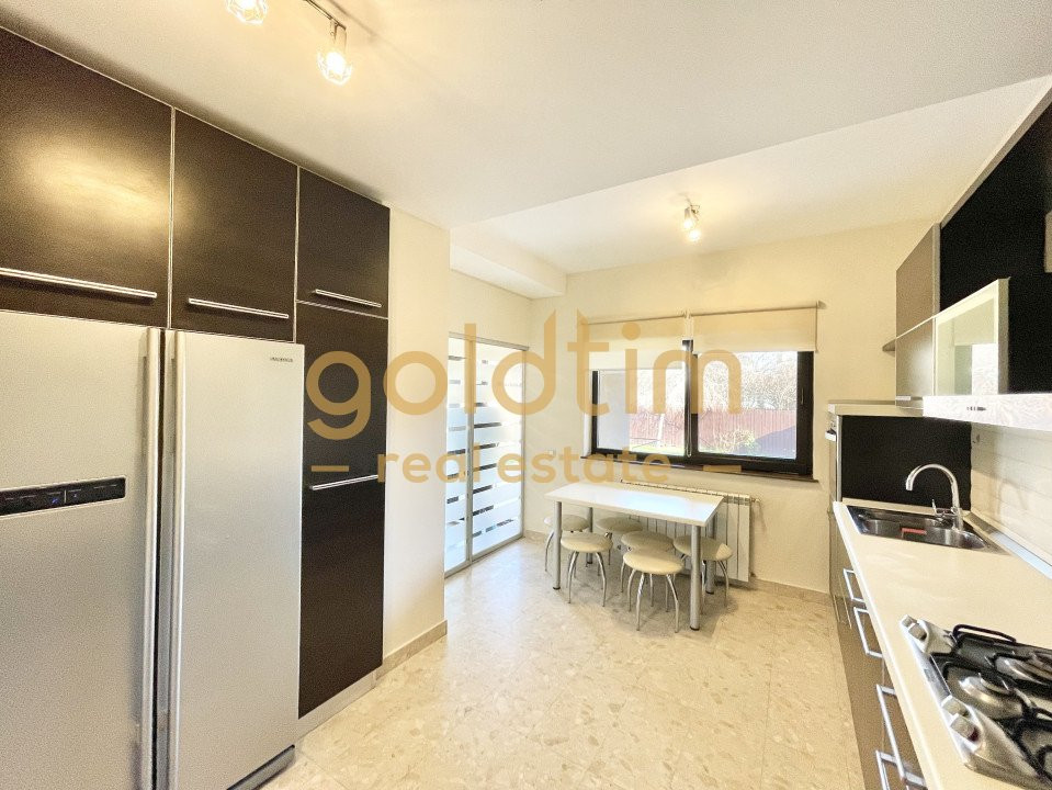 VILA INDIVIDUALA/ SPATII GENEROASE/ PARCARI/ CURTE MATURA