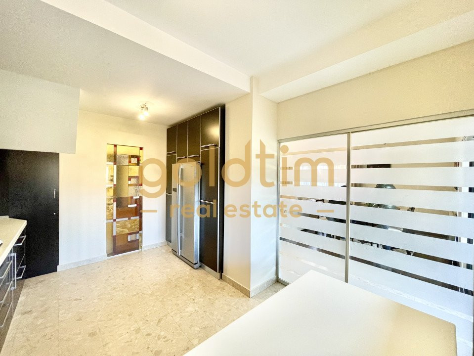 VILA INDIVIDUALA/ SPATII GENEROASE/ PARCARI/ CURTE MATURA