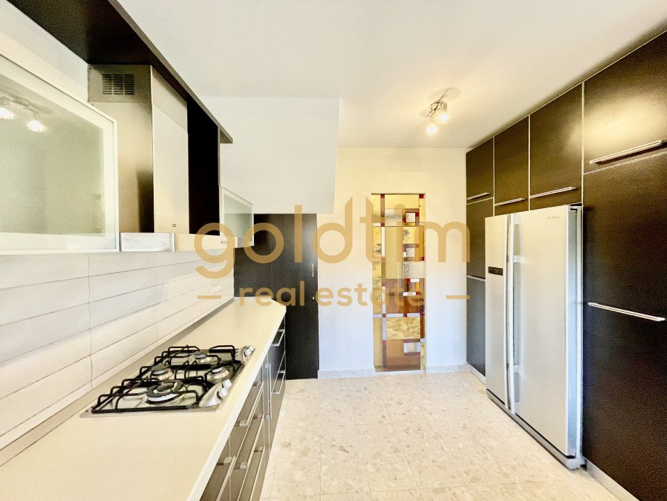 VILA INDIVIDUALA/ SPATII GENEROASE/ PARCARI/ CURTE MATURA