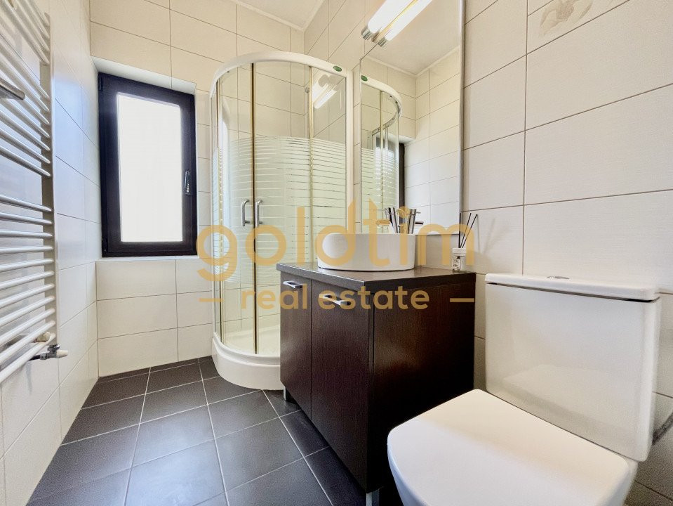 VILA INDIVIDUALA/ SPATII GENEROASE/ PARCARI/ CURTE MATURA