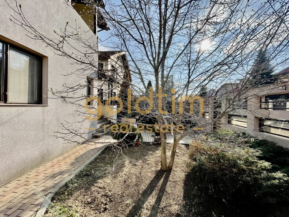 VILA INDIVIDUALA/ SPATII GENEROASE/ PARCARI/ CURTE MATURA