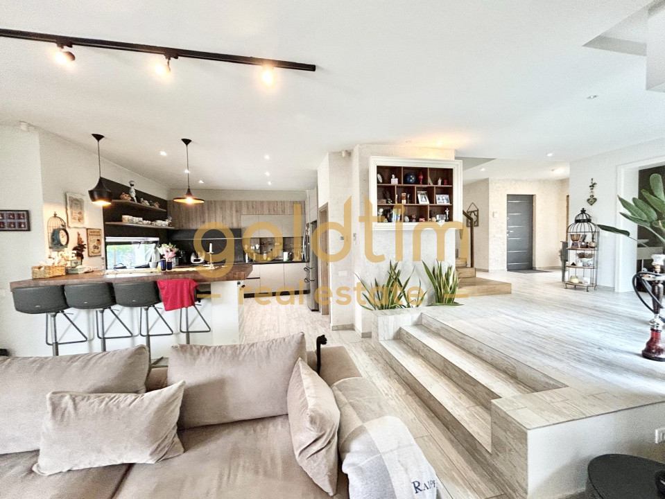 VILA SUPERBA/MOBILATA/UTILATA/PISCINA/CURTE 3000 MP/IESIRE LA LAC