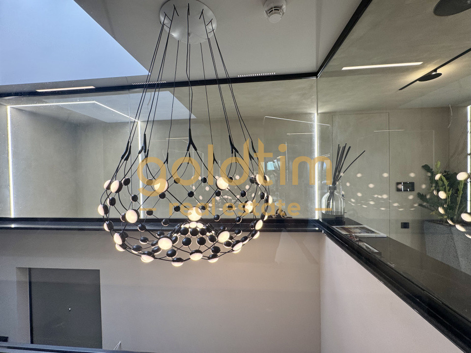 SUPERB/ PENTHOUSE MOBILAT SI UTILAT/ 3 PARCARI/ TERASA 70 mp