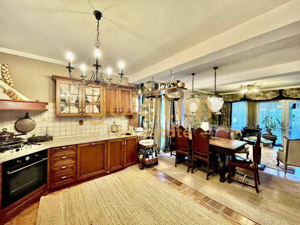 SUPERB/GRADINA/VEGETATIE MATURA/VILA INDIVIDUALA/PISCINA EXTERIOARA